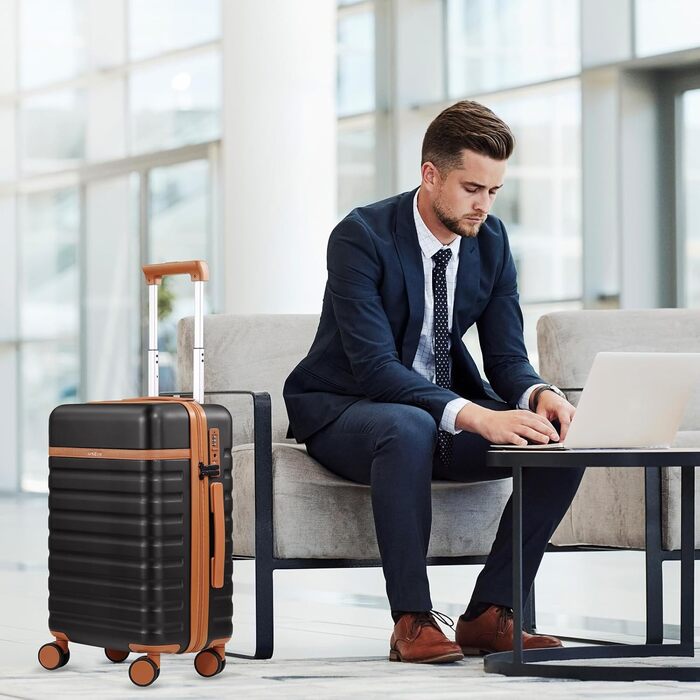 Набір валіз UKEIN 3 шт. з жорстким корпусом, для подорожей, з TSA замком та спіннер колесами. Включає рюкзак та косметичку. (Чорний/Коричневий)