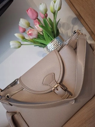 Елегантна жіноча сумка-крос-боді бежевого кольору нюд із золотистою фурнітурою та преміум-ремінцем