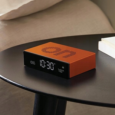 Двосторонній будильник Lexon Flip Premium: акумуляторний, алюмінієвий, з USB-C
