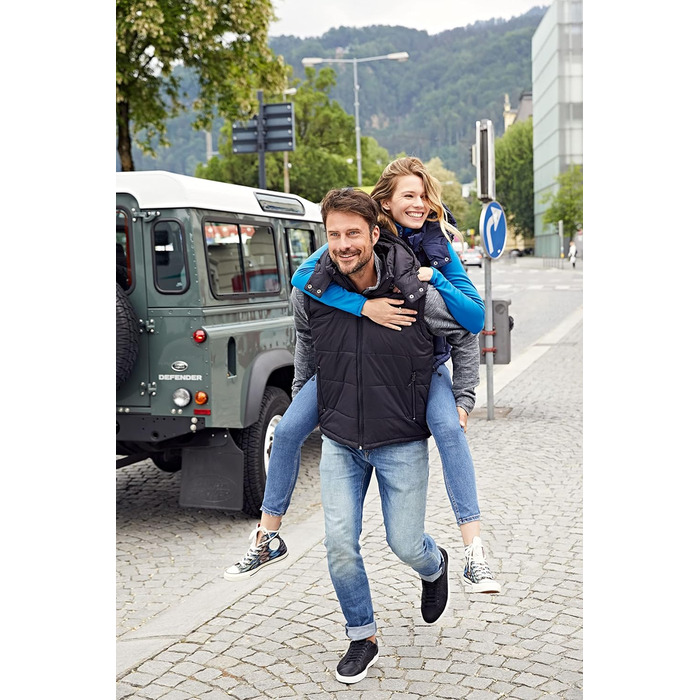 Степова жилетка жіноча James & Nicholson з капюшоном, чорна, розмір M