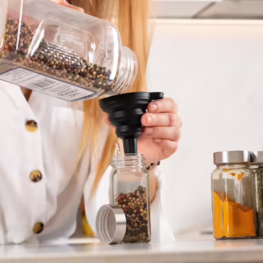 Deco haus® Square Spice Jars, Airtight, 24-Piece Set [Includes Labels & Shaker Insert] - Spice Jar Set Glass - Spice Containers - Spice Storage - Spice Organizer - Spice Storage