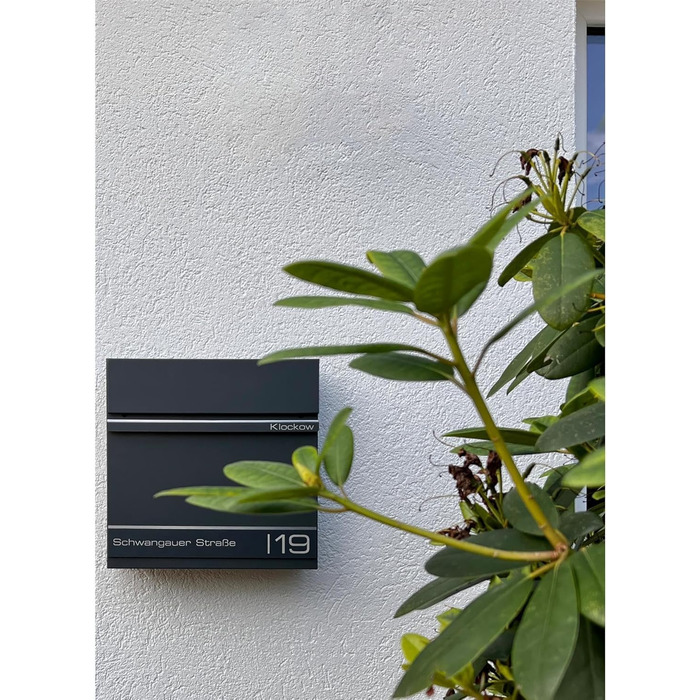Поштова скринька Metzler Hermann Anthrazit RAL 7016 з газетницею та номерним знаком – персоналізована лазерним гравіюванням. Сучасна водонепроникна та антикорозійна поштова скринька