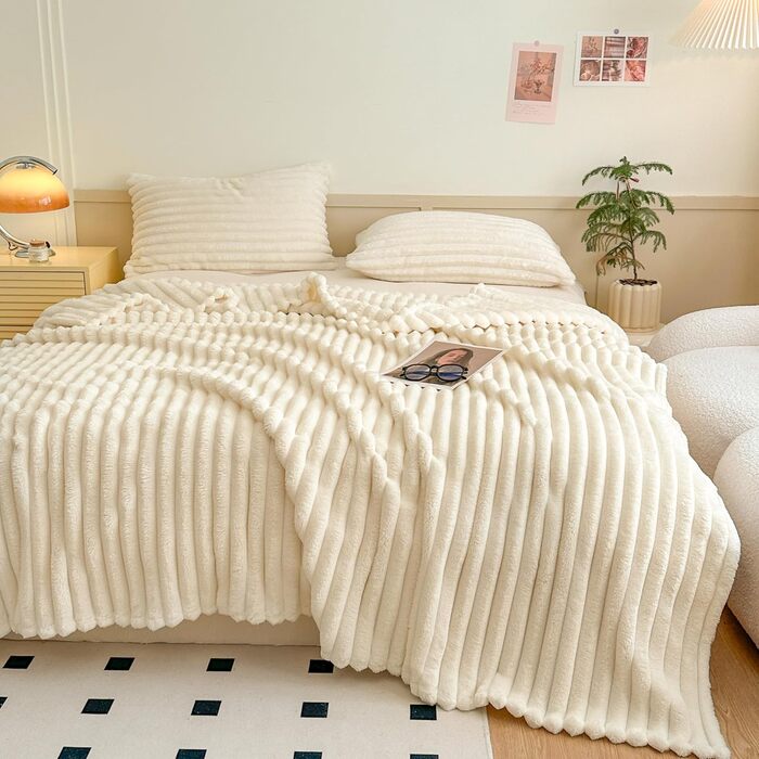 Тепла флісова ковдра 150x200 см - м'яка ковдра на ліжко та диван, ідеальний подарунок для мами, жінок та подруги (бежева)