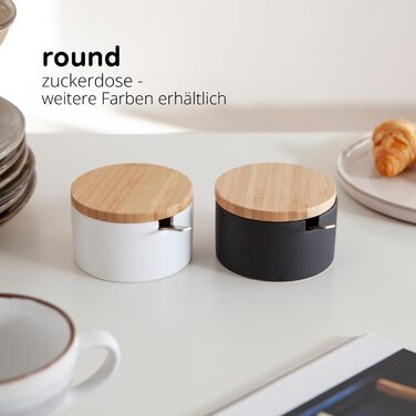 Керамічна цукерниця з ложкою та кришкою з бамбука - цукерниця для дому та кухні, сучасна куляста форма, для цукру, сиру, спецій, 10 x 10 x 9 см (біла кругла)