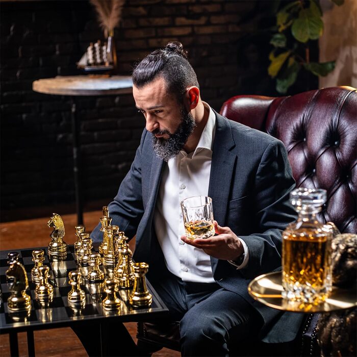 Whiskey Carafe Set - Whiskey Gift Set - Gifts for Men - Men's Gifts Gift - Birthday Gift for Men - Classic Decanter 700ML, 2 Whiskey Glasses, 4 Whiskey Stones