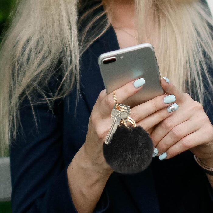 Сумка жіноча URAQT чорна шкіряна, шопер для офісу, школи, покупок з помпоном з хутра кролика та брелоком (аксесуари для сумок)