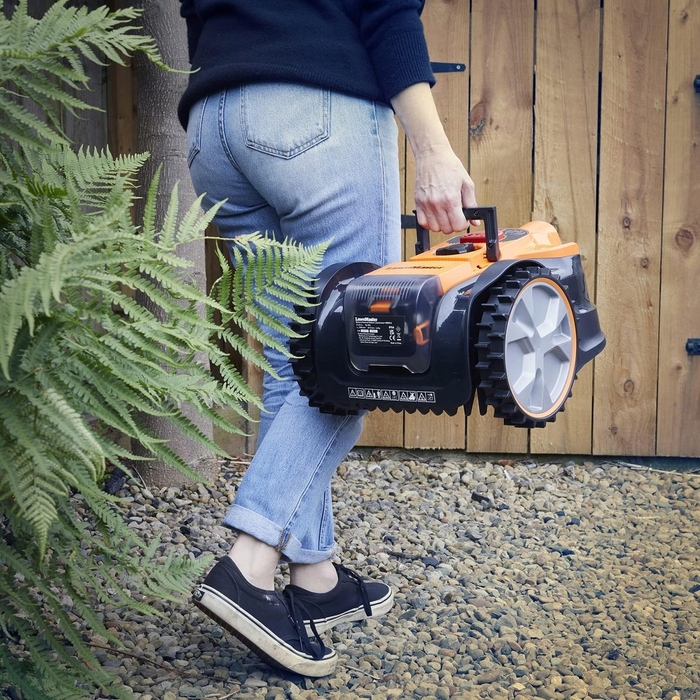 Робот-газонокосарка LawnMaster VBRM16 OcuMow для площі до 100 м², бездротовий та ефективний