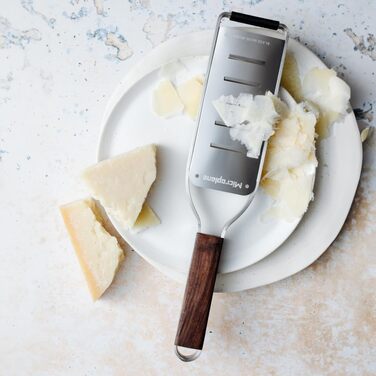 Терка кухонна Microplane Sehr Grob для овочів та сиру з ручкою з горіха волоського та нержавіючої сталі, Master Series, Made in USA