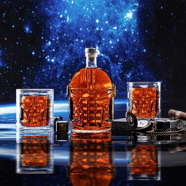 Набір для віскі DecantEmotion: декантер у формі шолома та 2 келихи для бурбону, скотчу, лікеру. Чудовий подарунок для чоловіків та жінок. Скляний декантер з кришталю блатого кольору, набір барменських інструментів (1 декантер + 2 келихи + аксесуари)