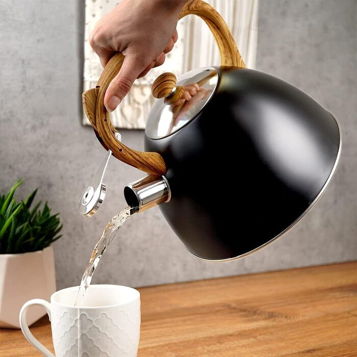 Чайник VILDE 3L з індукційною плитою, нержавіюча сталь, матовий чорний, з імітацією дерев'яної ручки. Підходить для сучасних та традиційних кухонь. Підходить для всіх типів плит, включаючи індукційні.