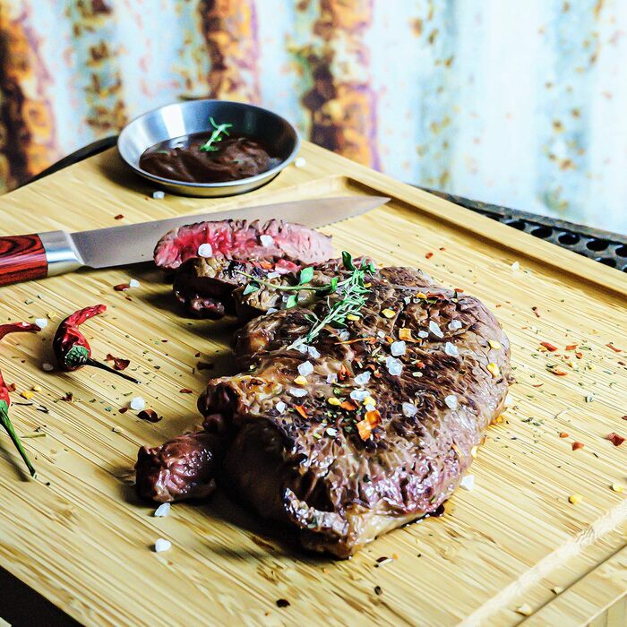 Bamboo Steak Board 2-Piece Set with Stainless Steel Sauce Containers and Juice Groove, Professional Wooden Serving Board for Meat, with 4 Non-Slip Feet, Dimensions: 30 x 25 x 3 cm