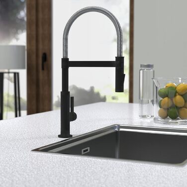 Кухонний змішувач SCHÜTTE 79147 MIAMI з висувною насадкою, поворотним гусаком 360° та Soft Touch, для раковини (хром/чорний)