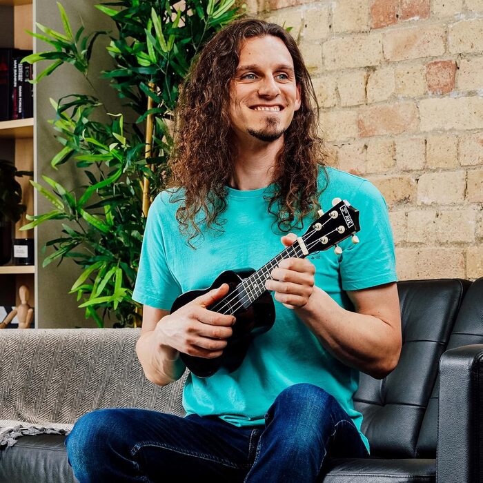 Укулеле Sopran 3rd Avenue 54 см (21 дюйм) – Початковий набір: чохол, підставка, ремінь, струни, медіатор та наклейки на гриф – Натуральний колір – Безкоштовні онлайн уроки для початківців