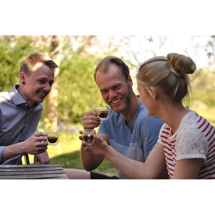 Набір з 4 еспресо-чашок Zobel 80 мл з подвійними стінками та ручкою з боросилікатного скла, з фетровими підставками. Можливе миття в посудомийній машині, термостійкі. Ефект левітації.