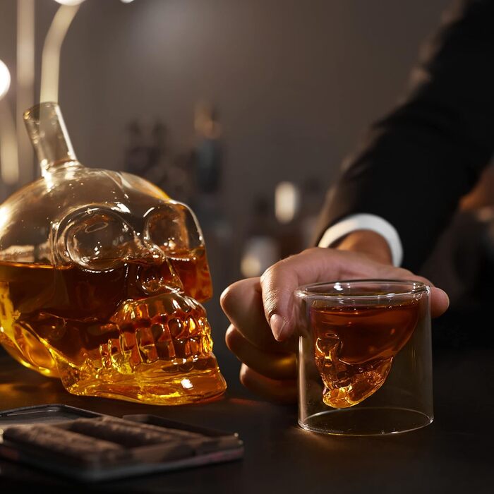 Oak & Steel - Whiskey Carafe Gift Set for Men - Skull Decanter (700ml) with 6 Shot Glasses (75ml) - Valentine's Day, Father's Day, Birthday, Christmas