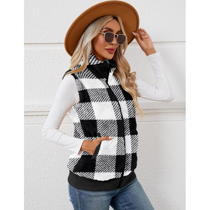 Жіноча жилетка з м'якого флісу IECCP - тепла безрукавка для осені та зими. Стильна жилетка з м'якого флісу з візерунком у клітинку чорно-білого кольору. Ідеальна для створення затишного осіннього образу.