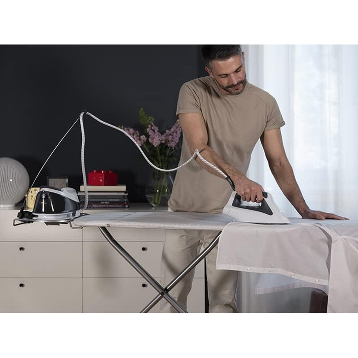 Гладильна дошка Vileda XXL з розеткою 130x44 см для парогенератора | Регульована висота 74–97 см, термостійке покриття Titan | Складана, стабільна, сертифікована TÜV (TOTAL REFLECT plus Ecoverpackung)