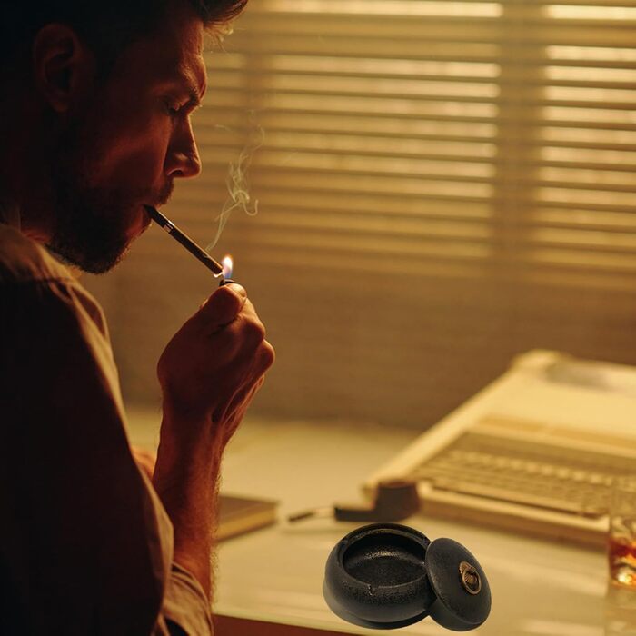 Керамічна попільничка для сигарет та цигарок з кришкою, ретро стиль, чорний колір, 10.8x6.5 см. Підходить для дому, офісу та вулиці