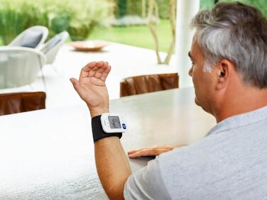 Тонометр на зап'ясті Omron RS2 - вимірювання артеріального тиску