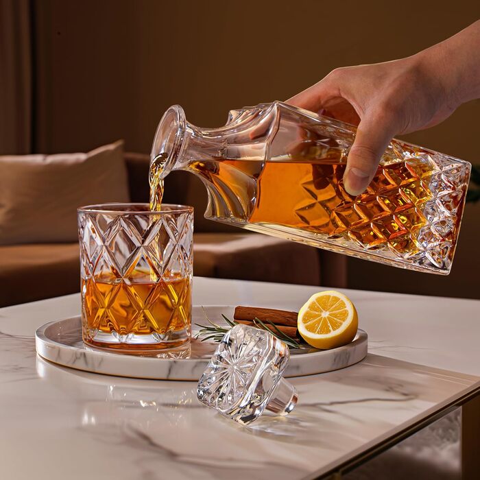 LIGHTEN LIFE Whisky Decanter and Glasses Set, Whiskey Decanter Set, Whiskey Gift Set, 849 ml Crystal Whisky Decanter with 4 Glasses 280 ml in Gift Box (5 Pieces)