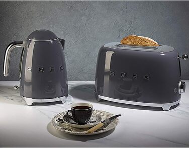 Електричний чайник Smeg KLF03PKEU 1.7L сірого кольору з нержавіючої сталі, з м'яким відкриванням кришки та фільтром від накипу