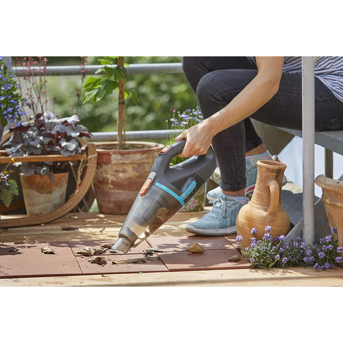 Gardena Outdoor Hand Vacuum EasyClean Li: Battery-powered vacuum for wet and dry particles, integrated lithium-ion battery, high suction power (9339-20)