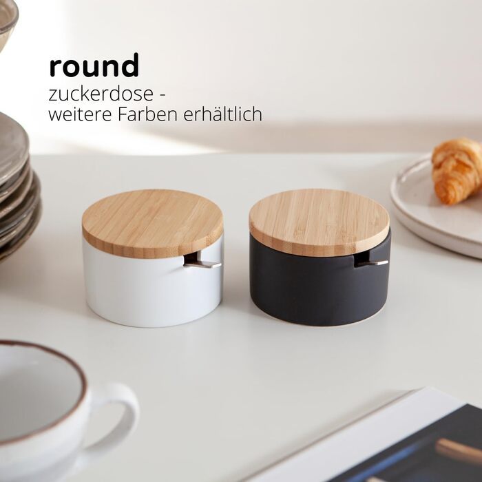 Керамічна цукерниця з ложкою та кришкою з бамбука - цукерниця для дому та кухні, сучасна куляста форма, для цукру, сиру, спецій, 10 x 10 x 9 см (біла кругла)