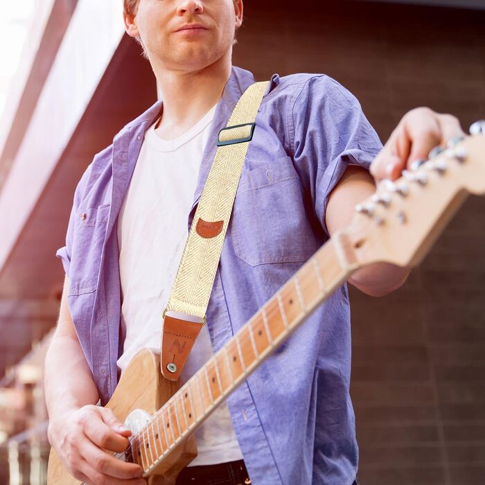 Гітарний ремінь Nefelibata: м'який, з кашеміру, повноекошкіряний. Для бас-, електро- та акустичної гітари. З кнопкою, замками та медіатором. Кремовий та білий твід