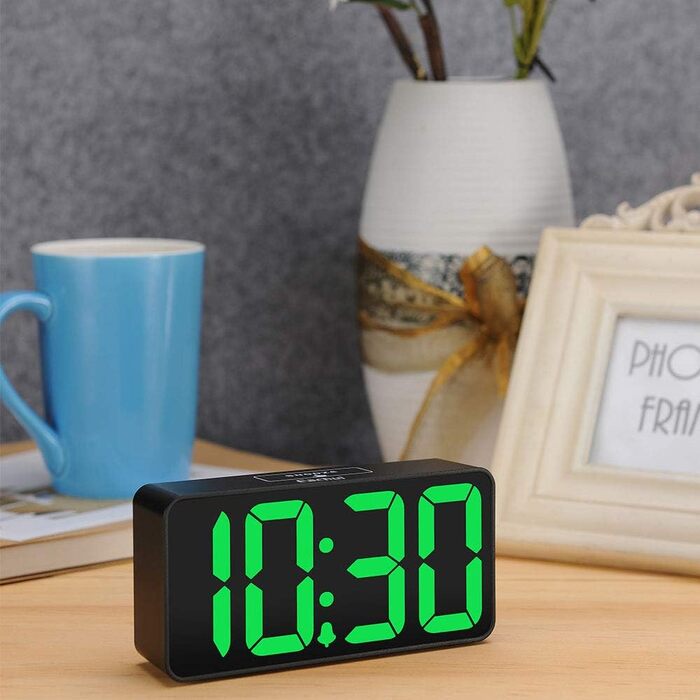 LED-годинник Eachui з USB-зарядкою, великий дисплей, регулювання яскравості та гучності, повтор, 12/24 год, цифровий годинник, живлення від мережі (чорний & білий)