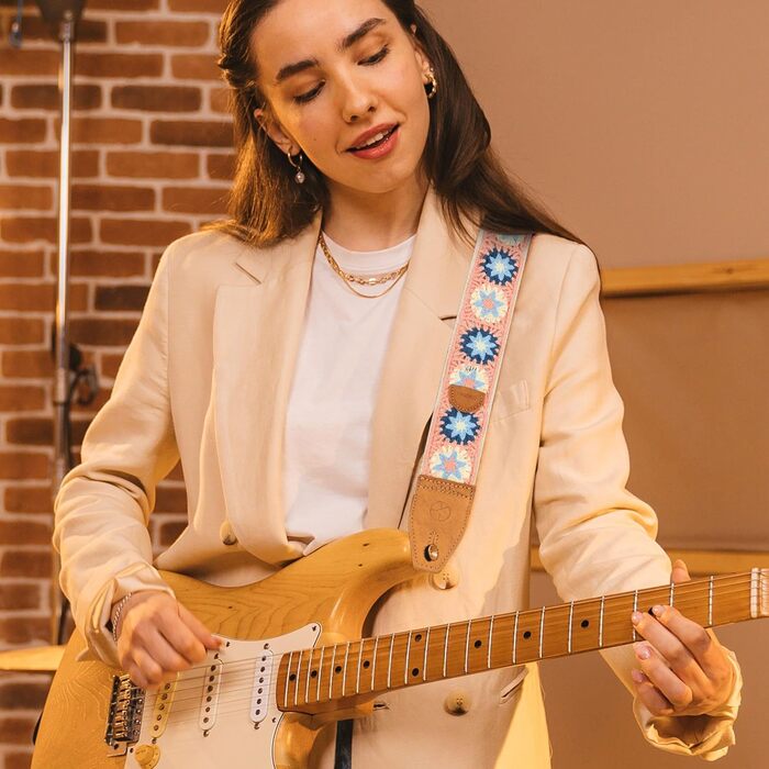 Гітарний ремінь 5,1 см з бавовняного друку, квітковий принт, з повним шкіряним кінцем, для бас-гітари, електрогітари та акустичної гітари, безкоштовна кнопка для ремінця, фіксатори ремінця та медіатори. Жовті ромашки (Рожеві ромашки)