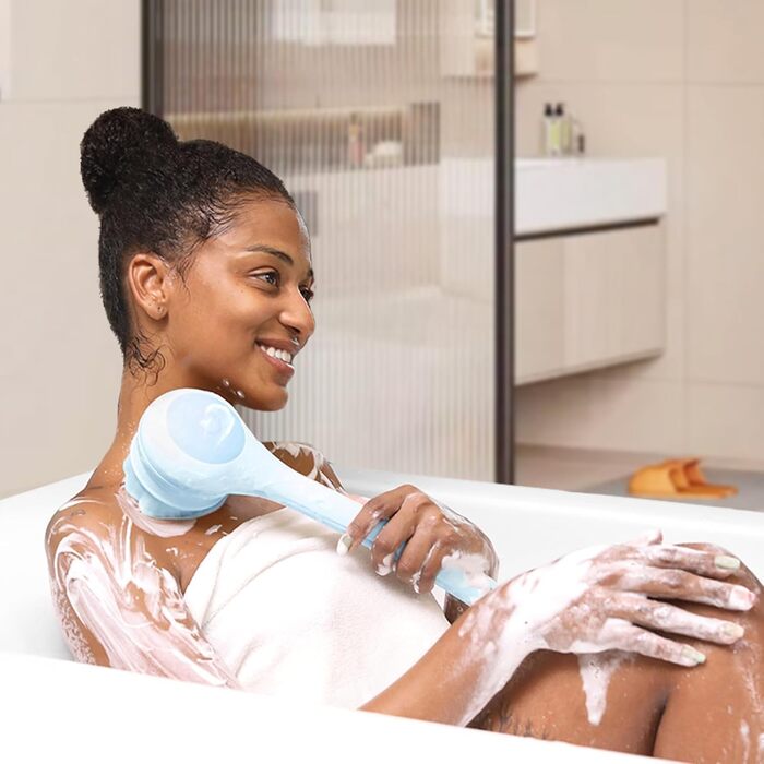 Електрична щітка для спини, м'яка ексфоліація, перезаряджається, довга ручка для душу, допомога у нанесенні крему на спину для жінок, чоловіків, людей похилого віку, глибоке очищення для всіх типів шкіри, хороша піна - Рожева (Небесно-блакитна)