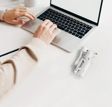 Hohem iSteady V3 - Стабілізатор для смартфона з контролером, AI-трекером та розсувним штативом, 3-осьовий