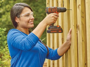 Акумуляторний дриль-шуруповерт BLACK+DECKER 18V з 2 акумуляторами 1.5Ah, швидкою зарядкою та 80 аксесуарами в кейсі