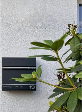 Поштова скринька Metzler Hermann Anthrazit RAL 7016 з газетницею та номерним знаком – персоналізована лазерним гравіюванням. Сучасна водонепроникна та антикорозійна поштова скринька