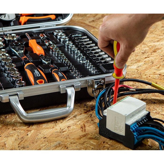 Набір інструментів для електрика NEO TOOLS 01-310-1 у кейсі