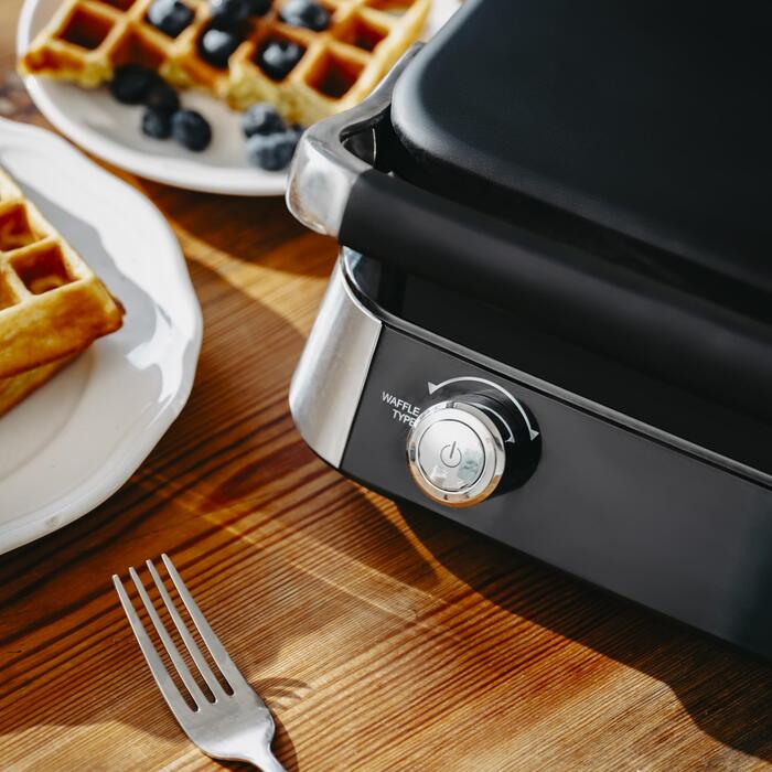 Вафельниця Adler AD 3084, 2400 Вт, LCD-дисплей, 5 програм, чорна