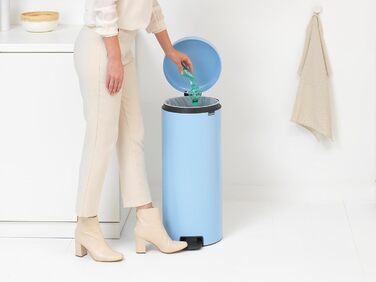 Відро Brabantia NewIcon 30L з м'яким закриттям кришки, педальним приводом та знімним внутрішнім відром (29 x 38 x 68 см, Dreamy Blue)
