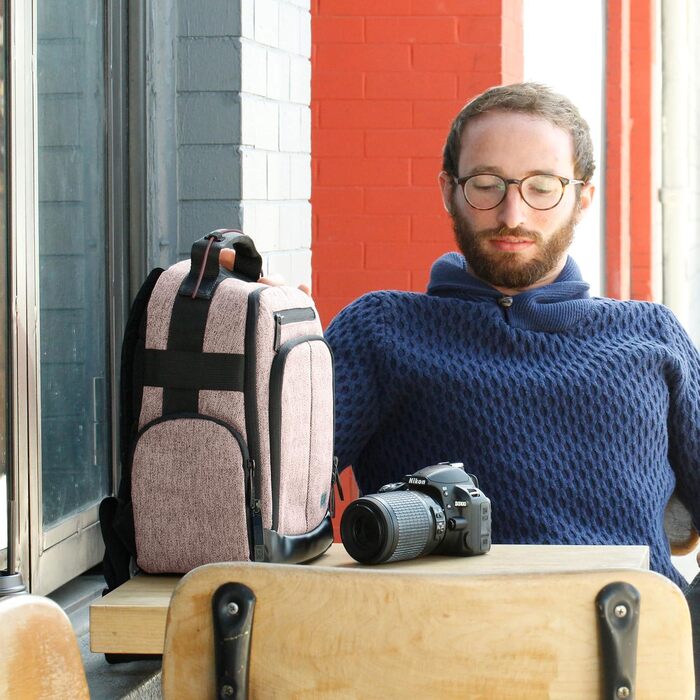 Рюкзак для камери USA Gear DSLR з водонепроникним дном та зручною спинкою (колір: коричневий)