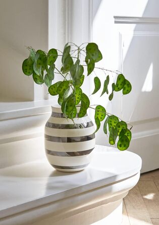 Ваза Kähler Omaggio, чорна, H12.5 см - оригінальний дизайн з ручним малюнком