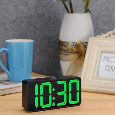 LED-годинник Eachui з USB-зарядкою, великий дисплей, регулювання яскравості та гучності, повтор, 12/24 год, цифровий годинник, живлення від мережі (чорний & білий)