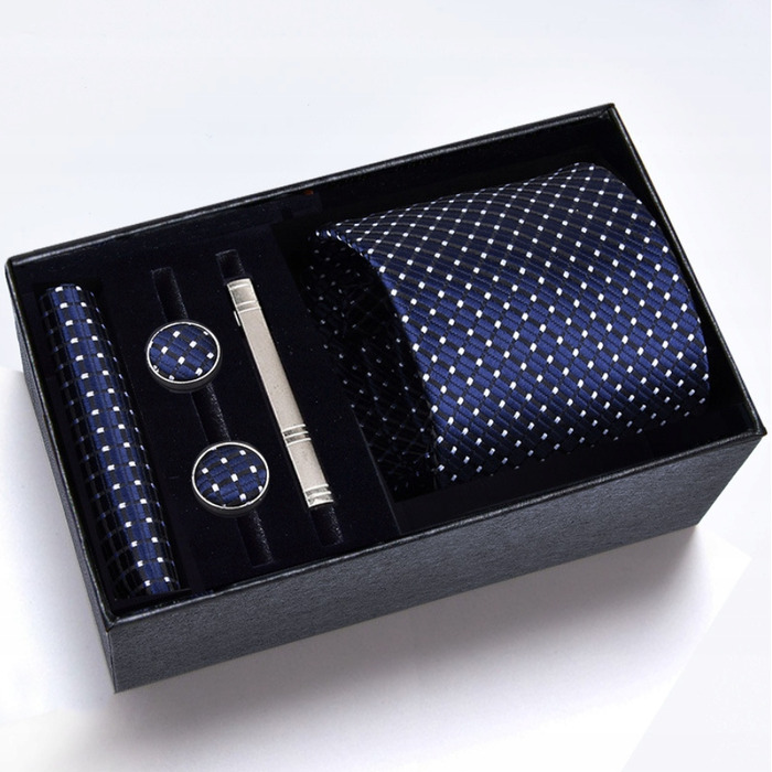 Набір аксесуарів для чоловіків: шовкова краватка, затискач та кишенкова хустка — вибір для справжнього джентльмена