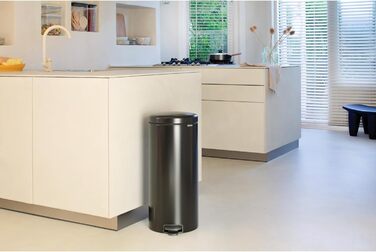 Відро Brabantia Treteimer 30л, матове чорне, з внутрішнім відром з пластику та сталі