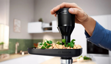 М'ясорубка Bosch MFWS440B: 3 диски, 4 тертки та насадка-наштовхувач