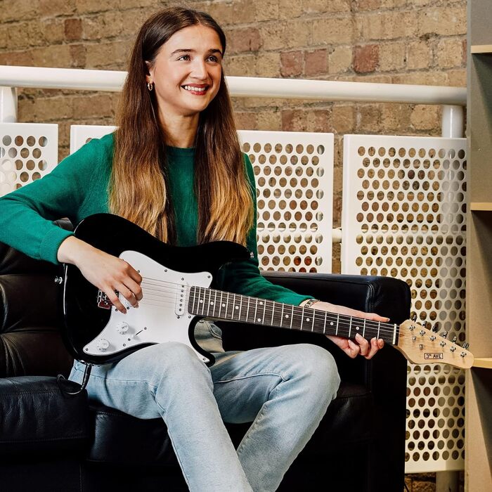 Електрогітара 3/4 для дітей та підлітків 3rd Avenue XF Starter Kit з чохлом, ременем, медіаторами та каподастром - Чорний