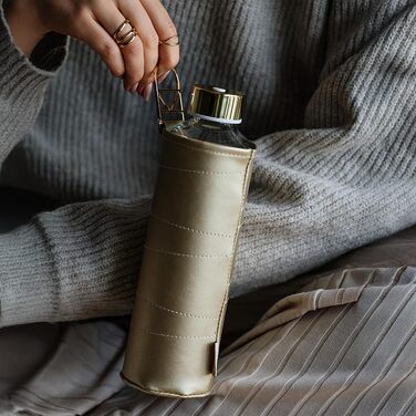 EQUA large drinking bottle with faux leather cover, 750 ml, made of borosilicate glass, BPA-free and leak-proof. (Golden)