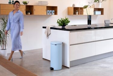 Відро Brabantia NewIcon 30L з м'яким закриттям кришки, педальним приводом та знімним внутрішнім відром (29 x 38 x 68 см, Dreamy Blue)