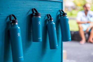 HYDRO FLASK - 18oz (532ml) Water Bottle - Vacuum-Insulated Stainless Steel Water Bottle - Sports Bottle with Leak-Proof Flex Cap & Strap - Dishwasher Safe Thermos Bottle - Wide Mouth Opening - (Travel Mug, Snapper, 532 ml)