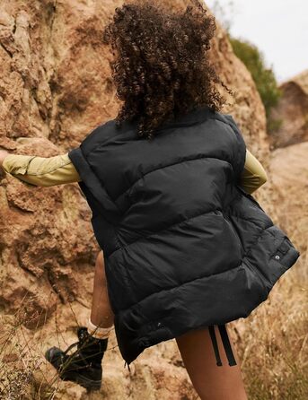 Жіноча зимова укорочена пухова жилетка. Легка, тепла, без рукавів, зі стійким коміром, з кишенями. Чорна