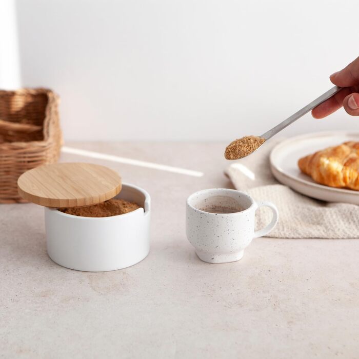 Керамічна цукерниця з ложкою та кришкою з бамбука - цукерниця для дому та кухні, сучасна куляста форма, для цукру, сиру, спецій, 10 x 10 x 9 см (біла кругла)