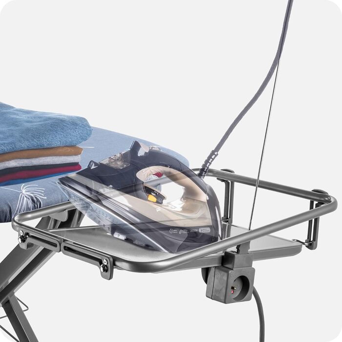 Прасувальна дошка KADAX з підвішуванням для рукавів 130x41 см, поверхня для прасування 53x13 см, з підставкою для праски та розеткою, складна, з підключенням до парогенератора, виготовлена в ЄС (Темно-синій)